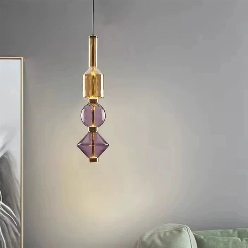 Lampa z włoskiego szkła, wisząca, złota z fioletowymi detalami, kadr z przodu, przeznaczenie do salonu