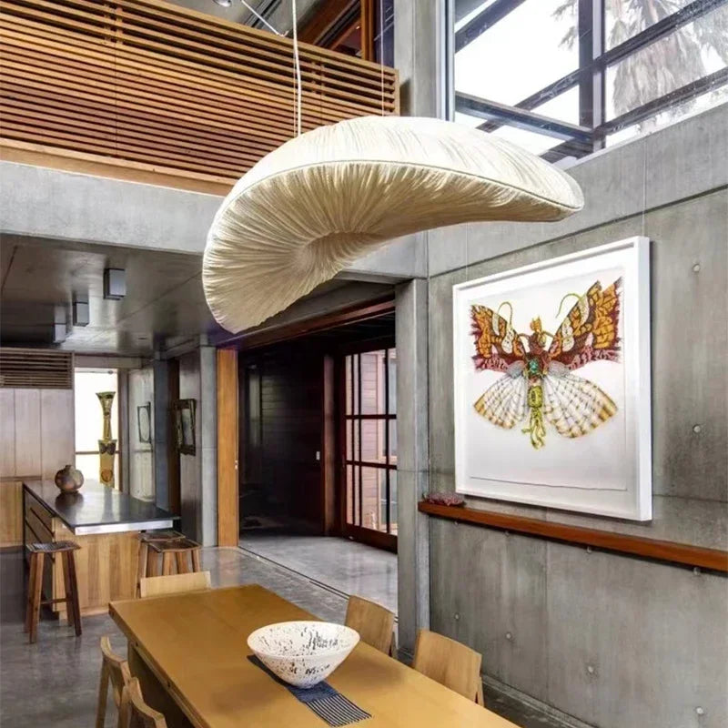 Lampa wisząca Queen Lifedecor, nowoczesny design, biały kolor, kadr z salonu