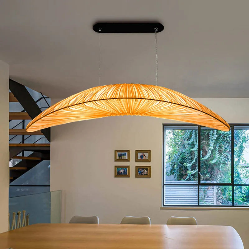 Lampa wisząca Queen Lifedecor, liściasty wzór, ciepły kolor, kadr z salonu