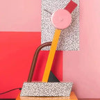 Kolorowa lampa biurkowa KRKR z geometrycznym wzorem i nowoczesnym designem na drewnianym biurku
