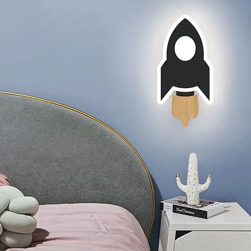 Kinkiet Orbo w kształcie rakiety z miękkim światłem na niebieskiej ścianie