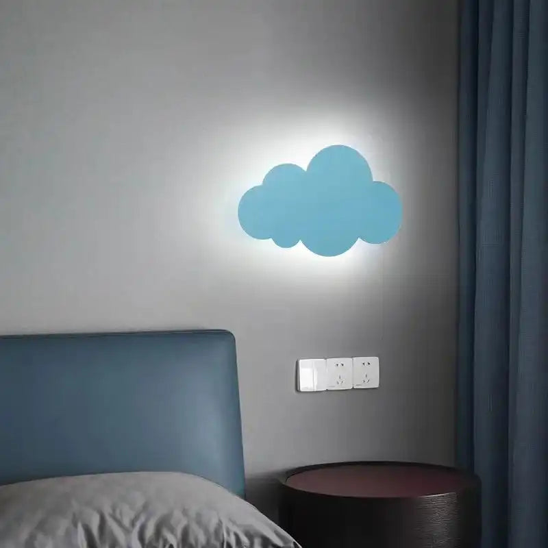 Lampy LED do pokoju dziecięcego TACIFITY w kształcie niebieskiej chmurki na ścianie nad łóżkiem