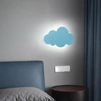 Lampy LED do pokoju dziecięcego TACIFITY w kształcie niebieskiej chmurki na ścianie nad łóżkiem
