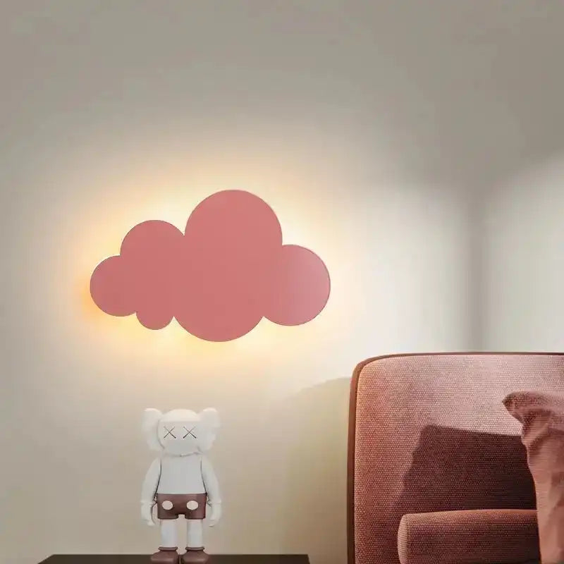 Różowa lampa LED do pokoju dziecięcego w kształcie chmurki na ścianie nad zabawką