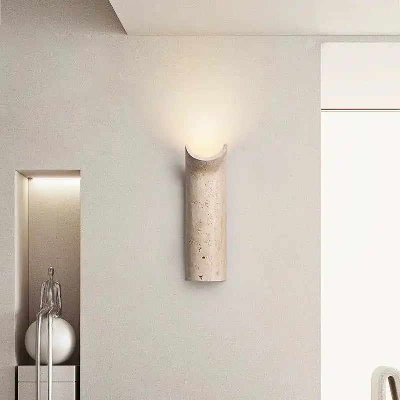 Nowoczesne lampy ścienne z beżowego kamienia o minimalistycznym designie na jasnej ścianie