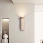 Nowoczesne lampy ścienne z beżowego kamienia o minimalistycznym designie na jasnej ścianie