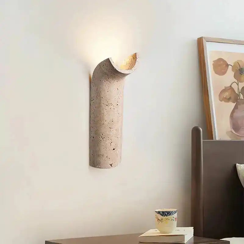 Nowoczesne lampy ścienne wykonane z kamienia o unikalnym kształcie montowane na jasnej ścianie