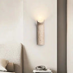 Nowoczesne lampy ścienne w beżowym kolorze montowane przy łóżku w minimalistycznej sypialni