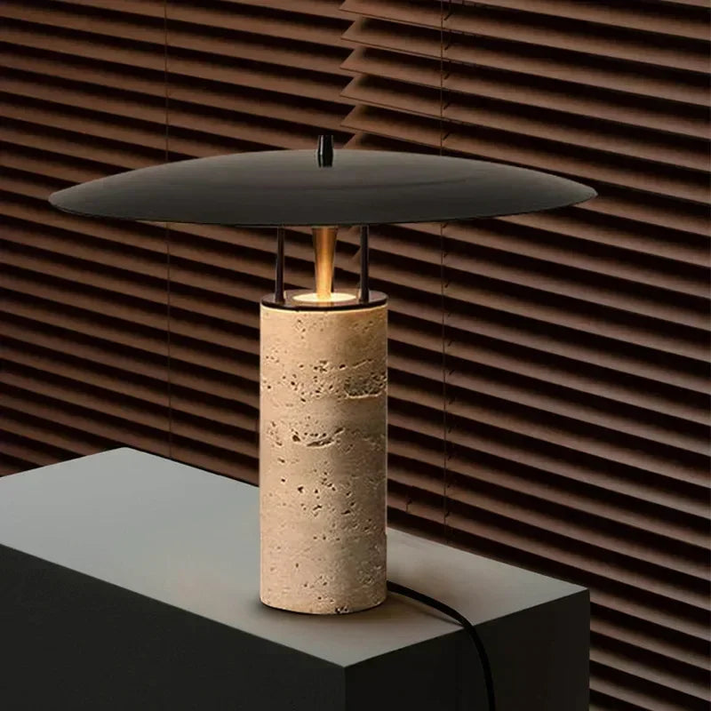 Nowoczesna lampa stołowa SANDYHA z cylindryczną kamienną podstawą i czarnym metalowym kloszem