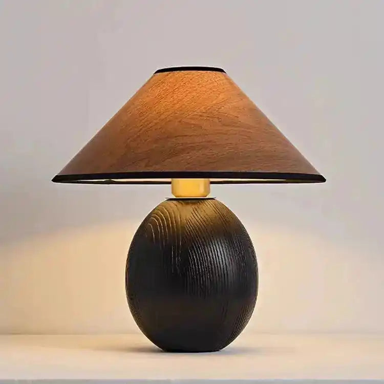 Nowoczesna lampa stołowa z okrągłą drewnianą podstawą i stożkowym brązowym abażurem