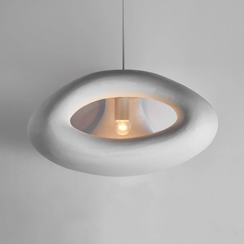 Nowoczesna lampa wisząca DRMIYA w białym kolorze idealna do wnętrz jako lampy w stylu skandynawskim