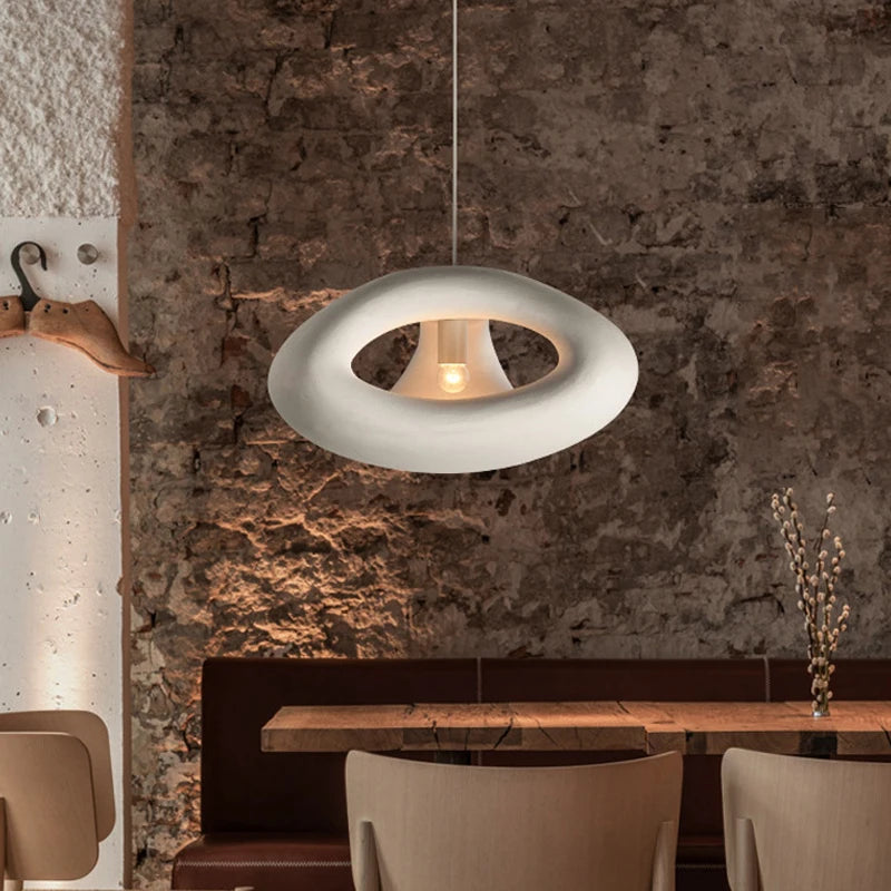 Lampa wisząca DRMIYA w stylu skandynawskim z unikalnym białym abażurem nad drewnianym stołem