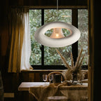 Lampy w stylu skandynawskim marki DRMIYA wisząca nad drewnianym stołem z dekoracją w naturalnym wnętrzu