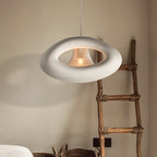 Nowoczesna lampa DRMIYA w stylu skandynawskim z owalnym białym abażurem zawieszona w minimalistycznym wnętrzu