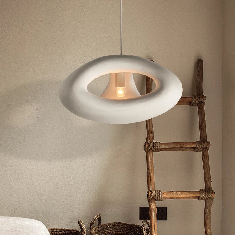 Nowoczesna lampa DRMIYA w stylu skandynawskim z owalnym białym abażurem zawieszona w minimalistycznym wnętrzu