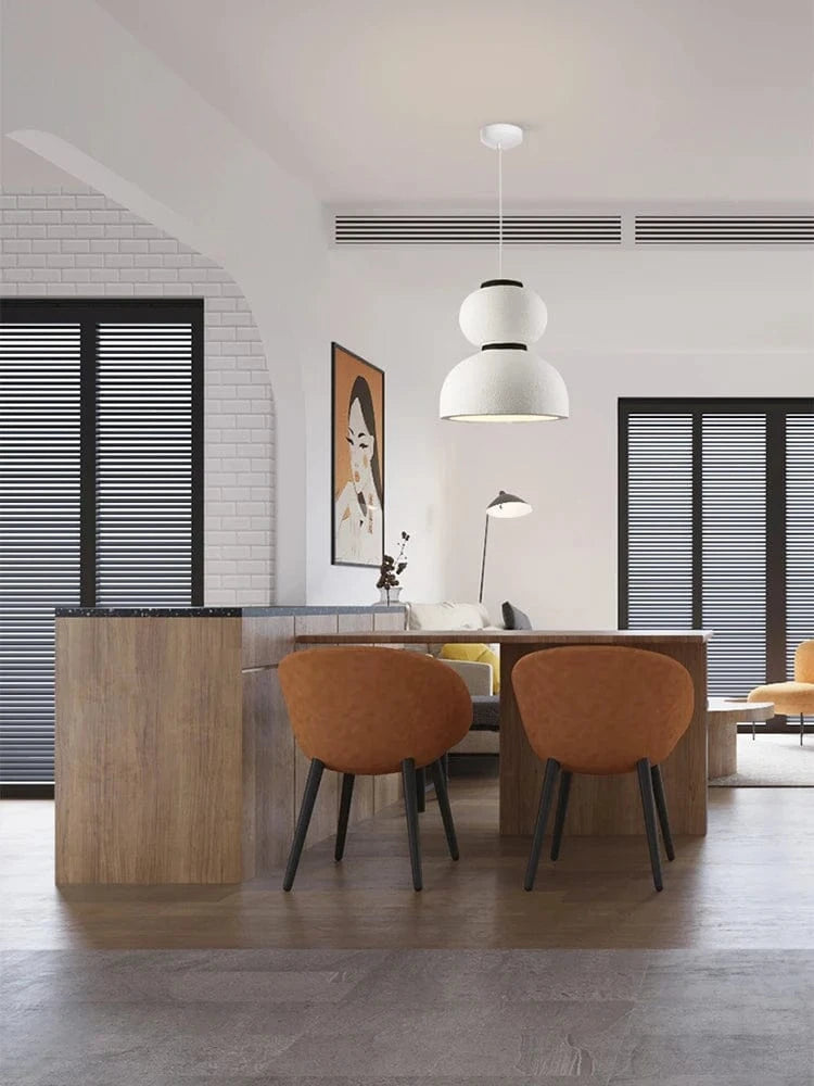 Nowoczesne lampy wiszące DRMIYA w minimalistycznym salonie z pomarańczowymi krzesłami i drewnianym stołem