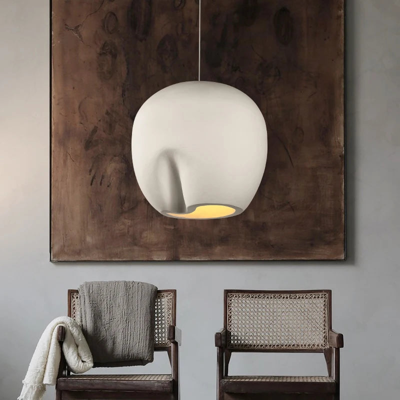Minimalistyczna biała lampa wisząca DRMIYA nad dwoma krzesłami w nowoczesnym wnętrzu