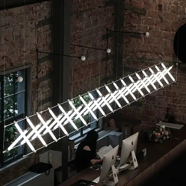 Nowoczesne lampy wiszące LED w stylu industrialnym nad biurkiem w przestrzeni biurowej