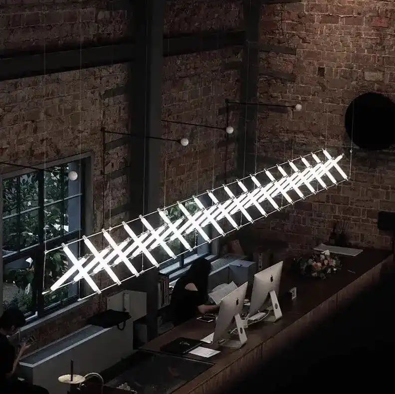 Nowoczesne lampy wiszące z efektywnym oświetleniem LED nad biurkiem w industrialnym wnętrzu