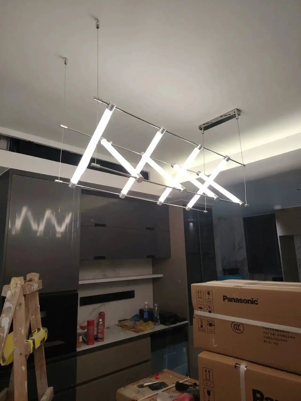 Nowoczesne lampy wiszące LED w geometrycznym designie oświetlające kuchnię