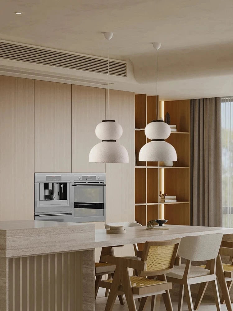 Nowoczesne białe lampy wiszące DRMIYA nad kuchennym stołem w eleganckim wnętrzu