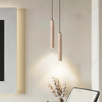 Minimalistyczne lampy wiszące w kształcie długich walców z naturalnego materiału w nowoczesnym wnętrzu