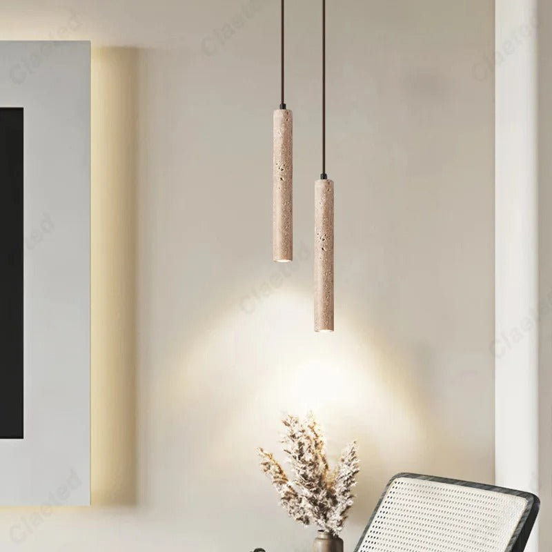 Minimalistyczne lampy wiszące w kształcie długich walców z naturalnego materiału w nowoczesnym wnętrzu