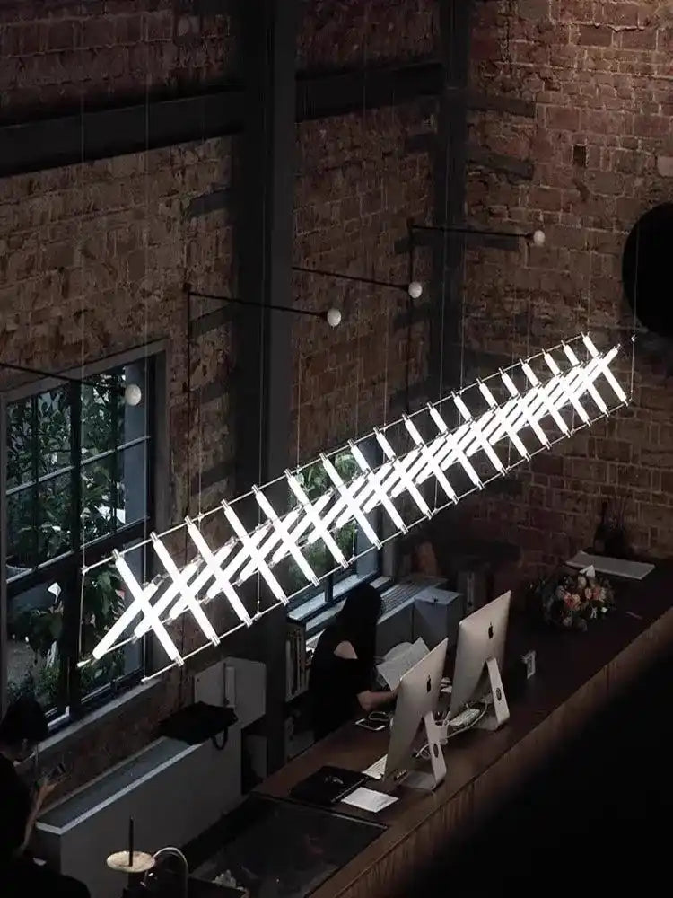 Nowoczesne lampy wiszące w formie geometrycznej świetlnej instalacji w industrialnym biurze