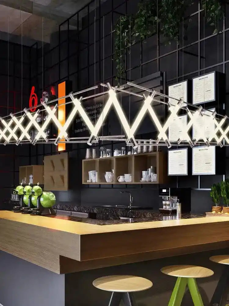 Nowoczesne lampy wiszące o geometrycznym kształcie nad barem w stylowym wnętrzu