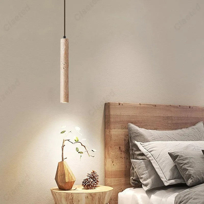 Nowoczesne lampy wiszące z naturalnego materiału nad drewnianym stolikiem w sypialni