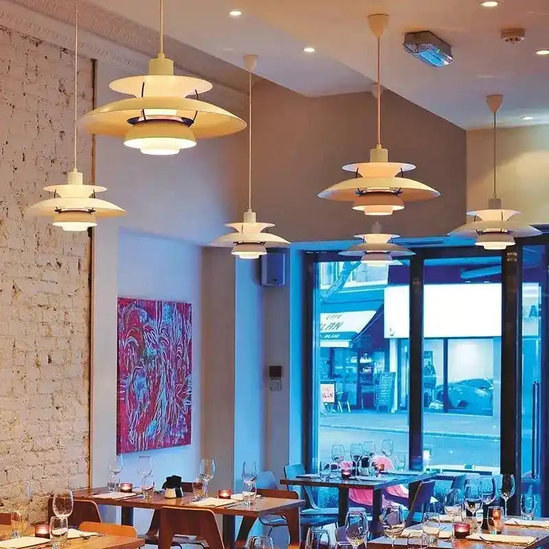 Nowoczesne lampy wiszące zhiwudeng nad stołami w przytulnej restauracji z widokiem na ulicę