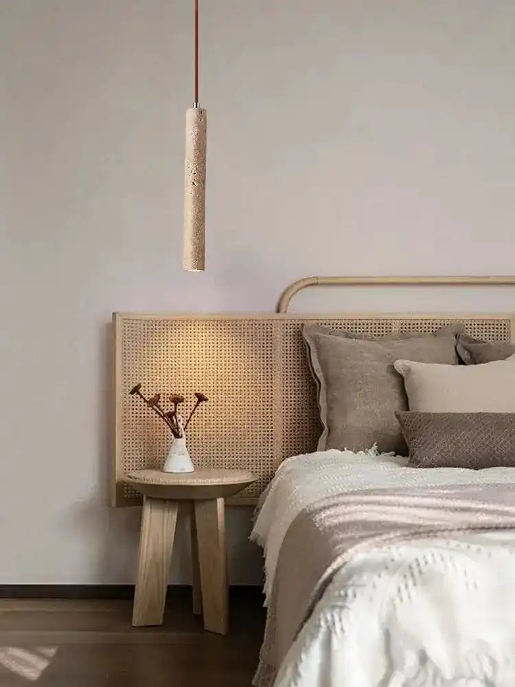 Lampy wiszące o minimalistycznym designie nad stolikiem przy łóżku w sypialni
