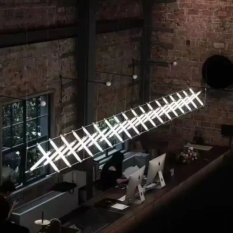 Nowoczesne lampy wiszące z geometrycznym wzorem idealne do biura z ceglaną ścianą