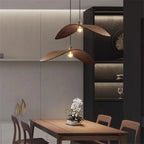 HomeLover lampa do salonu wisząca drewniana liściaste abażury nad stołem jadalnym w nowoczesnym wnętrzu