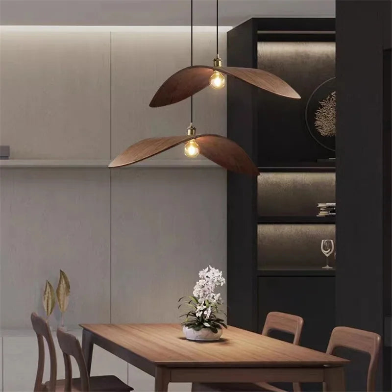 HomeLover lampa do salonu wisząca drewniana liściaste abażury nad stołem jadalnym w nowoczesnym wnętrzu