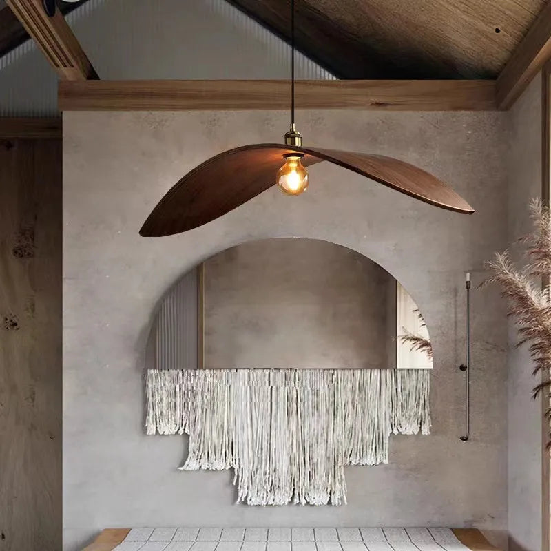 HomeLover lampa do salonu wiszaca z drewnianymi skrzydlami i odslonieta zoltawa zarowka w stylu boho