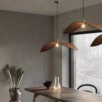 HomeLover lampa do salonu wisząca drewniane liściaste klosze nad stołem jadalnym w szarym wnętrzu