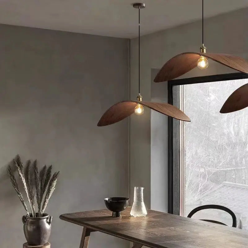 HomeLover lampa do salonu wisząca drewniane liściaste klosze nad stołem jadalnym w szarym wnętrzu