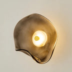 plafon abay z organicznym przydymionym szklanym kloszem o falistym kształcie, ciepłe dekoracyjne światło