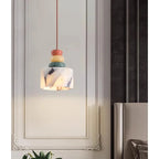 Nowoczesna marmurowa lampa wisząca z kolorowymi dekoracjami w eleganckim wnętrzu