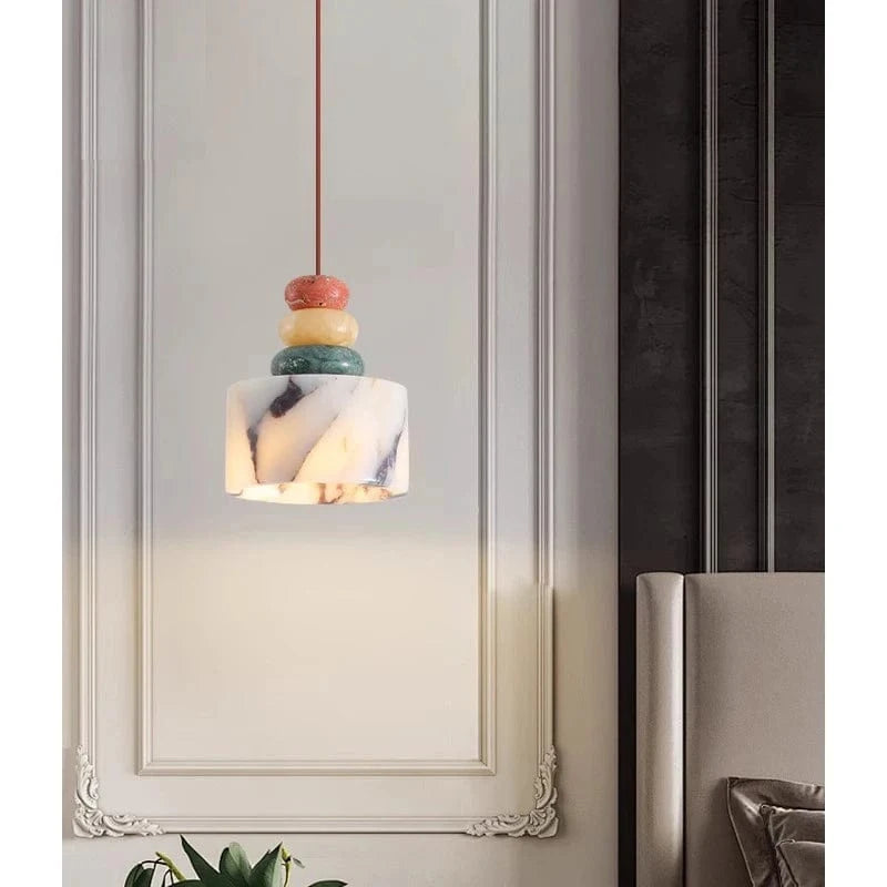Nowoczesna marmurowa lampa wisząca z kolorowymi dekoracjami w eleganckim wnętrzu