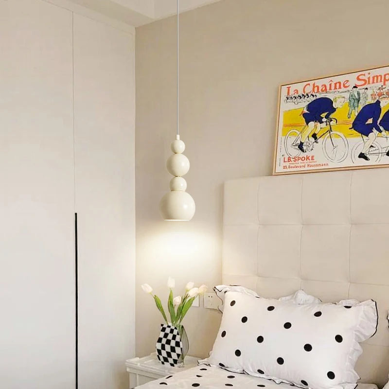Huang Chu minimalistyczna lampa, wisząca, biała, kadr przód, przeznaczenie sypialnia