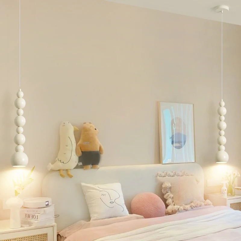 Huang Chu minimalistyczna lampa wisząca, biała, kadr przód, przeznaczenie sypialnia