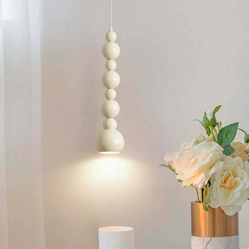 Huang Chu Lighting, minimalistyczna lampa, biała, kadr z przodu, do wnętrz