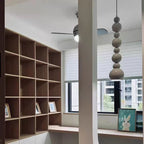 Huang Chu Lighting, minimalistyczna lampa, biała, wisząca w salonie