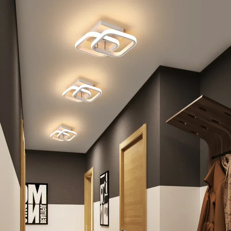 Nowoczesny plafon LED z geometrycznymi kształtami montowany na suficie w korytarzu
