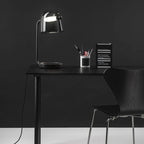 Nowoczesna lampa biurkowa Queen Lifedecor w czarnym kolorze na minimalistycznym biurku z krzesłem