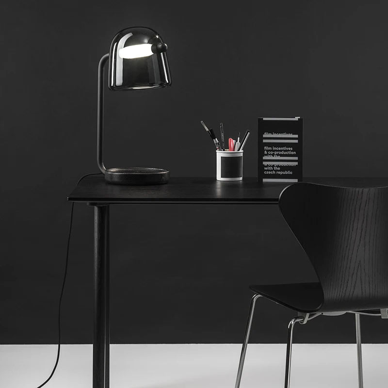 Nowoczesna lampa biurkowa Queen Lifedecor w czarnym kolorze na minimalistycznym biurku z krzesłem