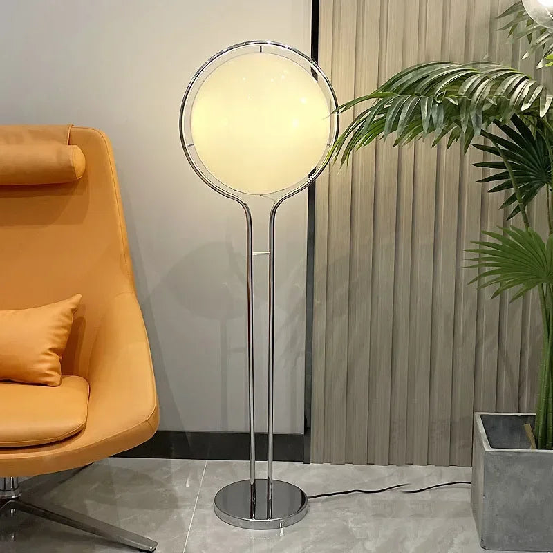 Nowoczesna lampa podłogowa, metaliczna, biała, przód, przeznaczenie: salon
