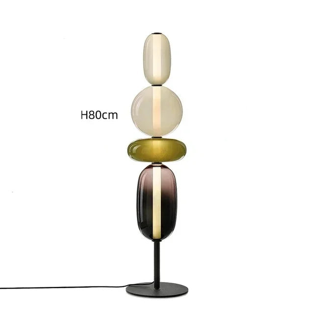 Nowoczesna lampa podłogowa z czterema kolorowymi kloszami o wysokości 80 cm